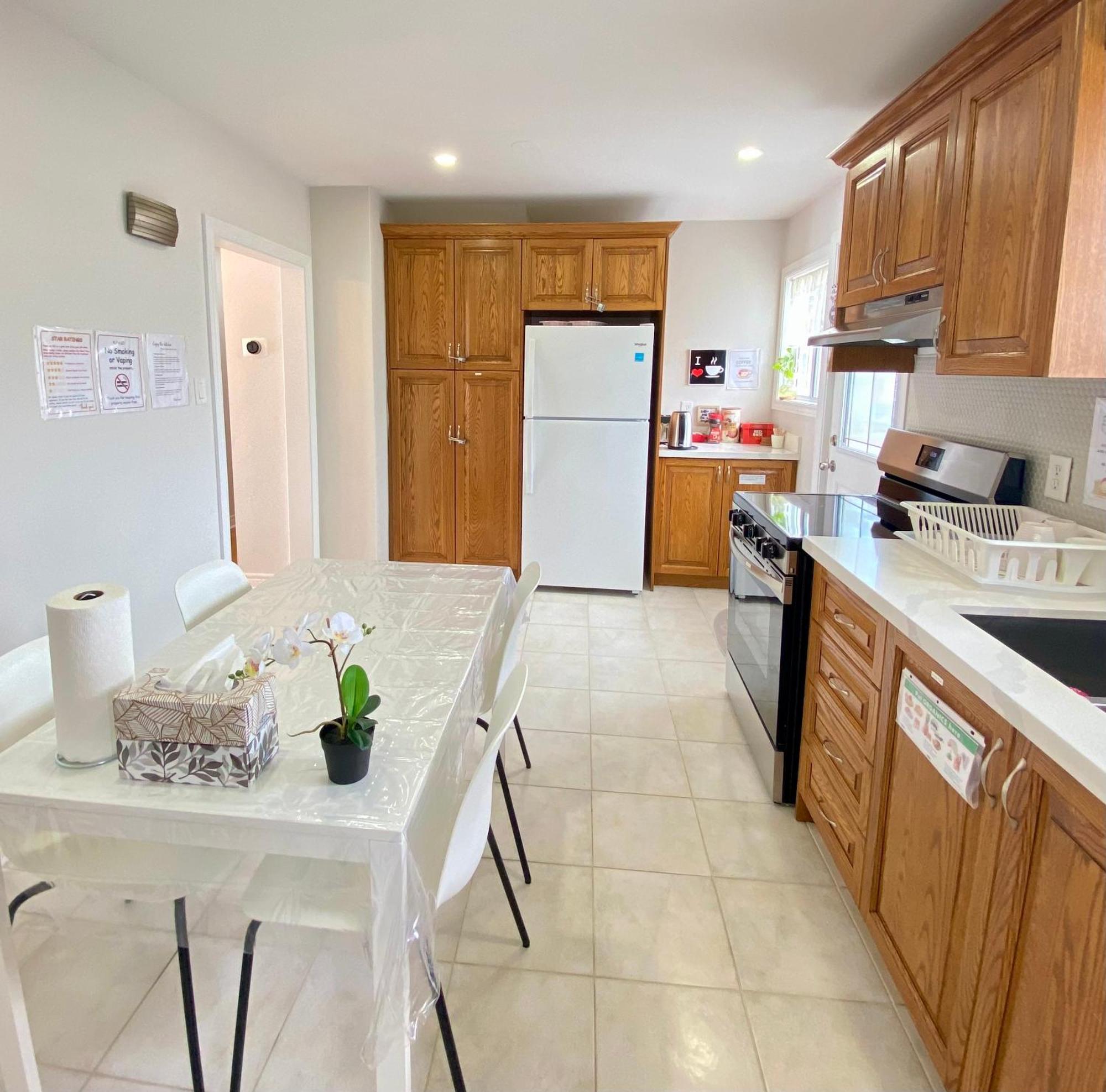 Sunny House - Main Floor, Free Parking, In Toronto酒店 外观 照片